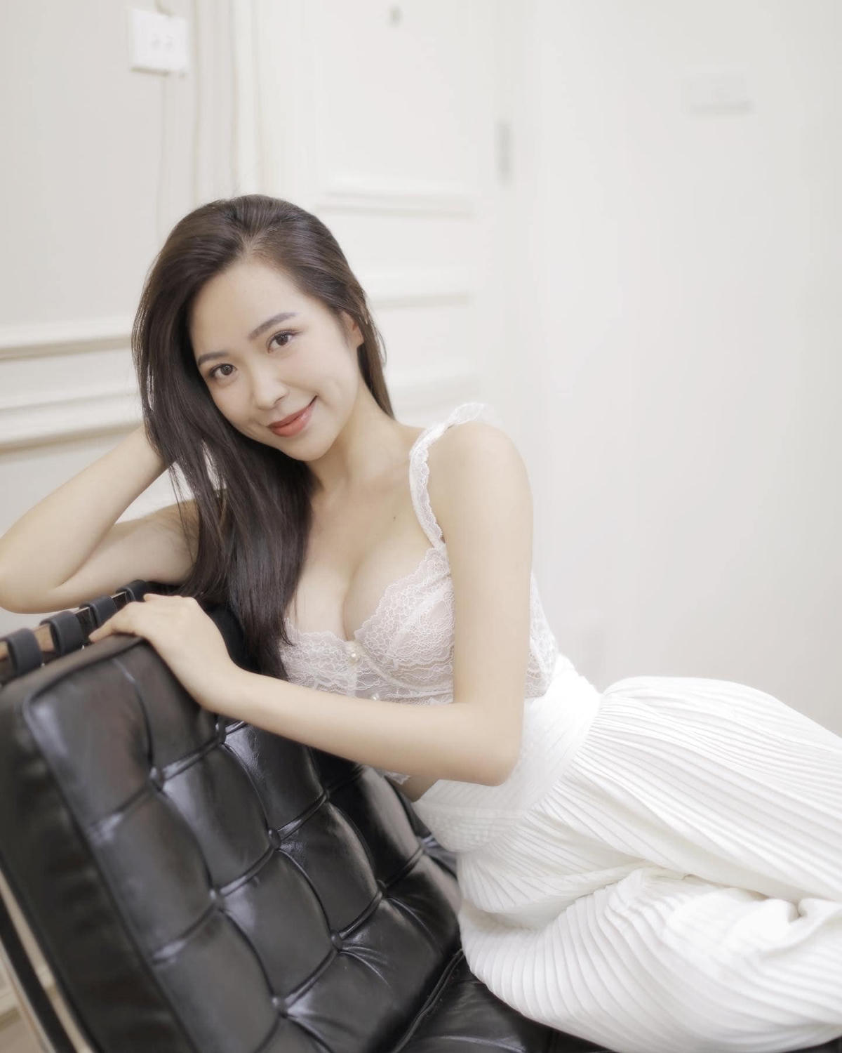 Gương mặt hiền lành, thuần Việt giúp Kim Oanh là lựa chọn hàng đầu cho các đạo diễn về những vai người phụ nữ Việt truyền thống.