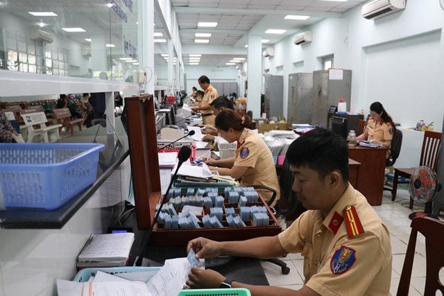 Lệ phí cấp mới giấy chứng nhận đăng ký, biển số ô tô, xe máy