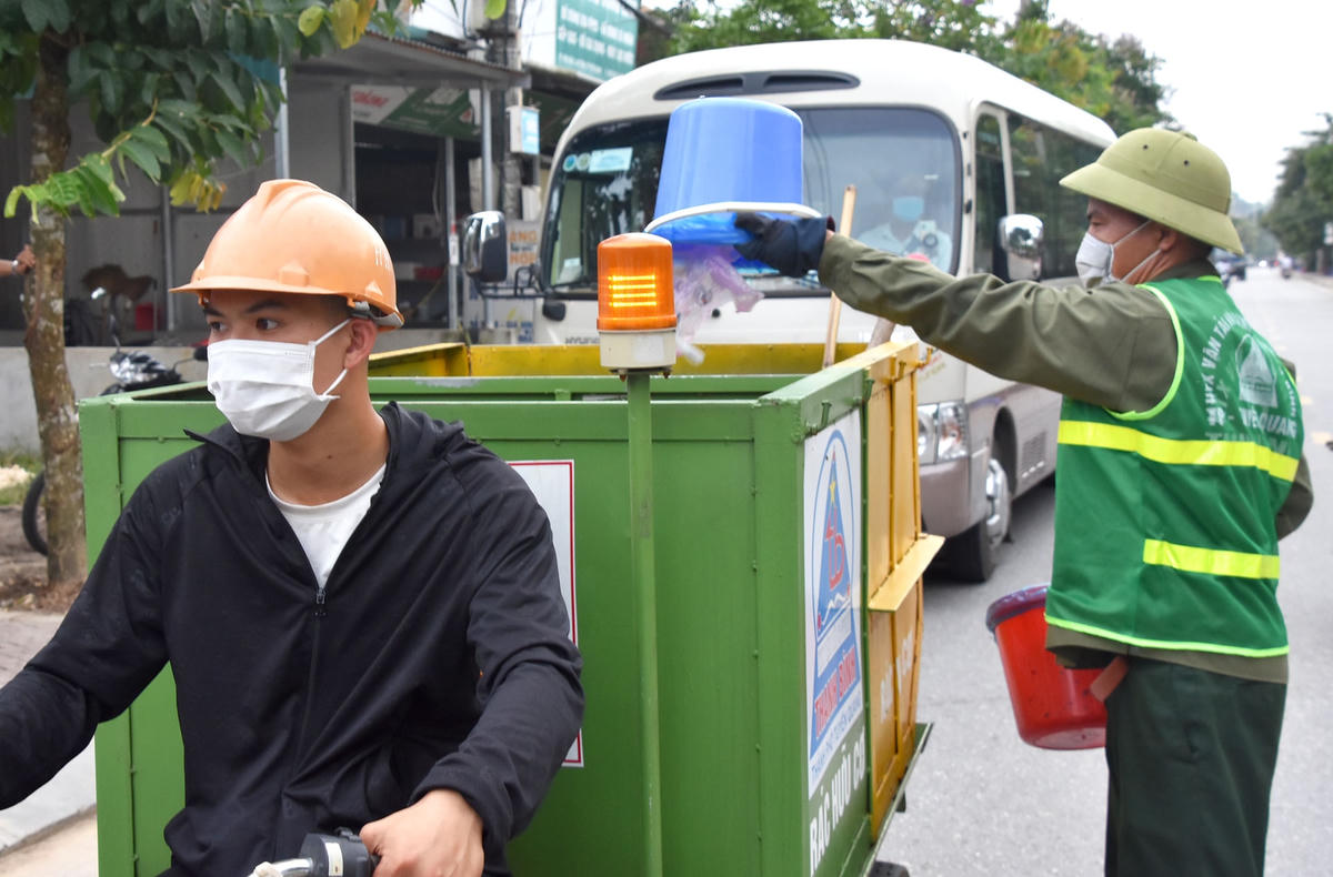 Phó Chủ tịch Phùng Khánh Tài khảo sát một số mô hình xử lý rác thải tại Tuyên Quang