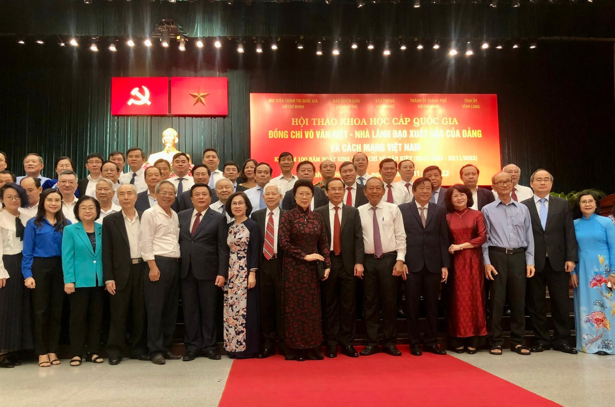 Đại biểu chụp ảnh lưu niệm với nguyên lãnh đạo, lãnh đạo Đảng, Nhà nước và đại diện gia đình của cố Thủ tướng Võ Văn Kiệt bên lề Hội thảo khoa học. (Ảnh: Hồng Phúc).