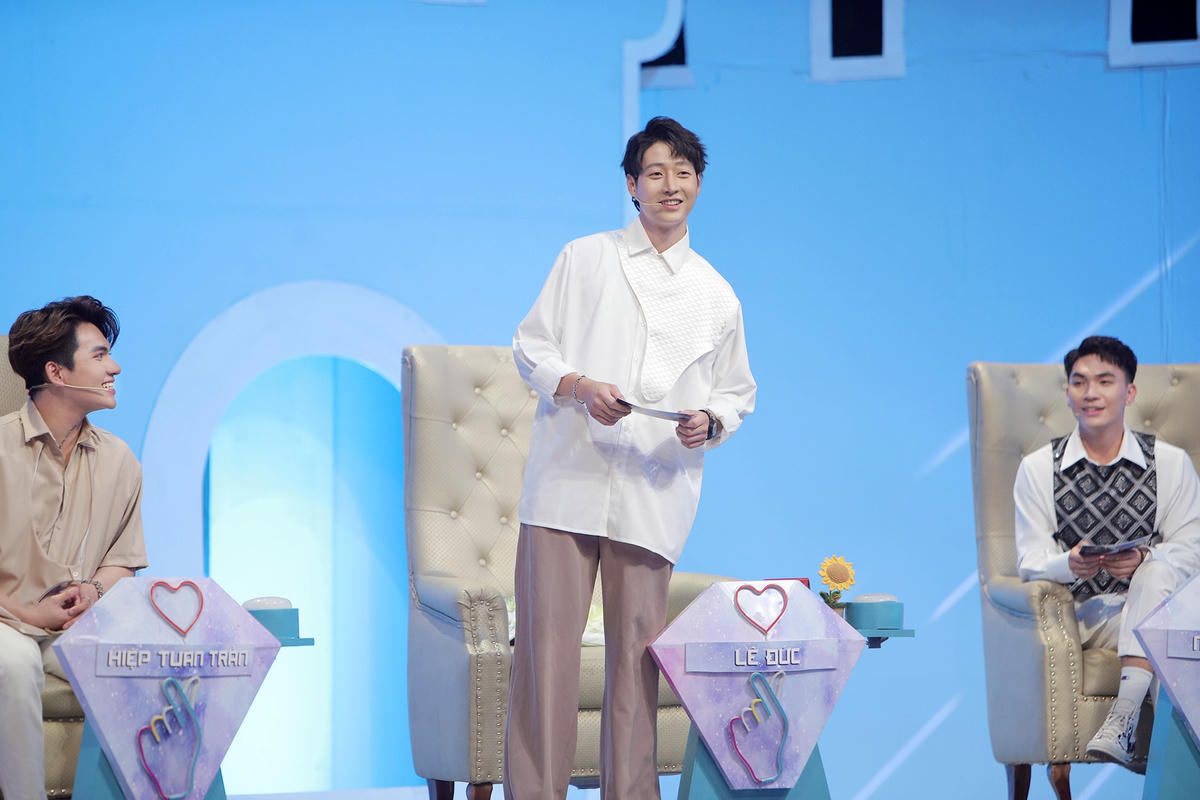 Lê Đức nhận được tấm vé có cùng thời gian và điểm đến với nữ chính. Ảnh: Perfect Universe.