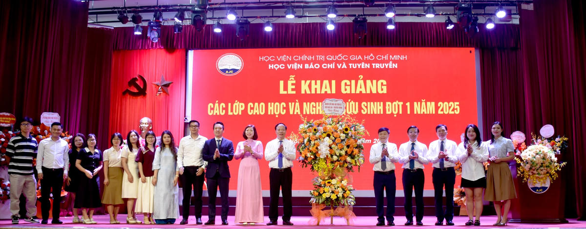 Lớp nghiên cứu sinh và cao học khóa 31 đợt 1 năm 2025 của Viện Báo chí- Truyền thông tặng hoa chúc mừng và chụp ảnh lưu niệm với các thầy cô giáo Nhà trường.
