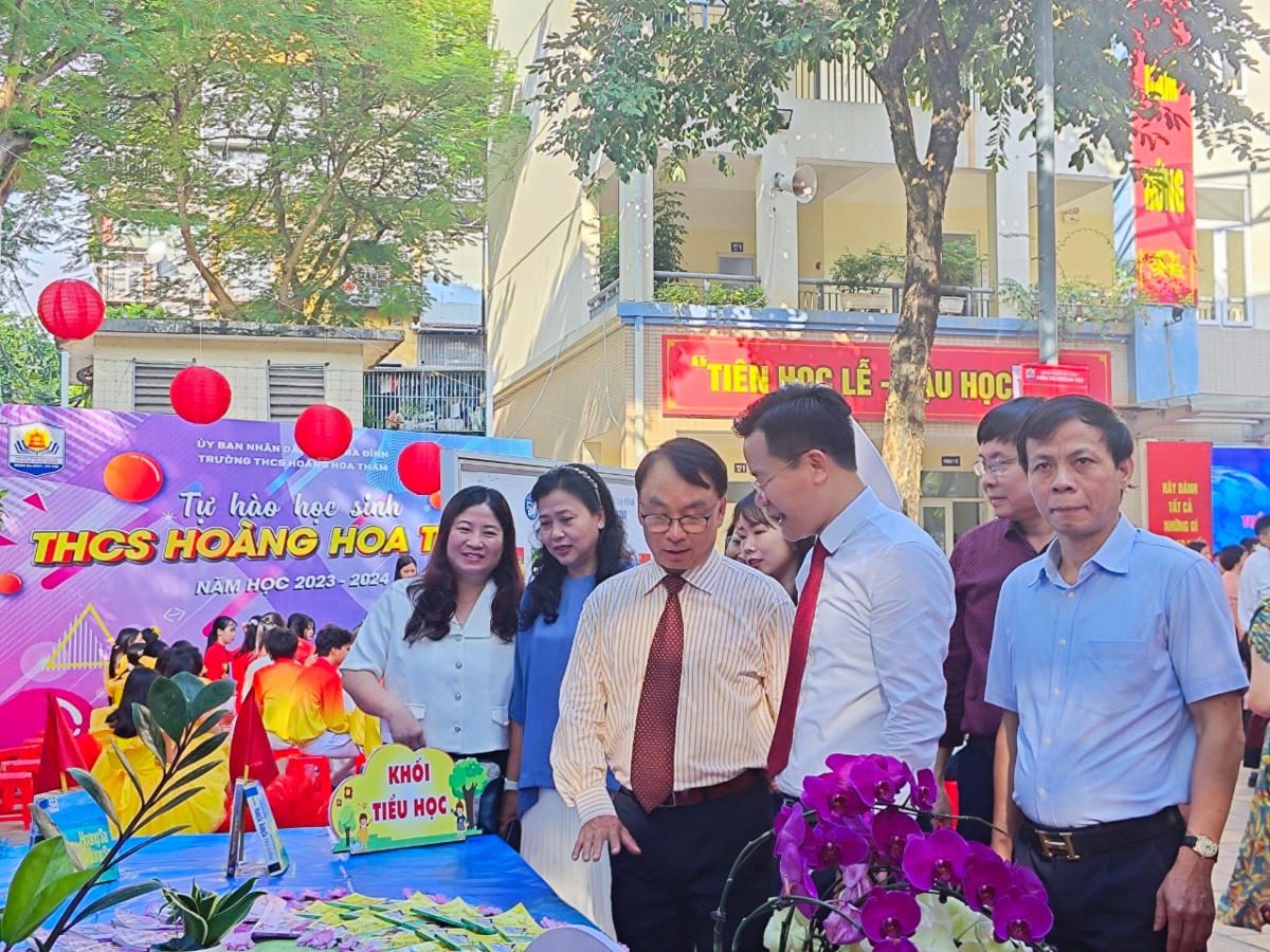 Các đại biểu tham quan khu vực trưng bày, triển lãm.