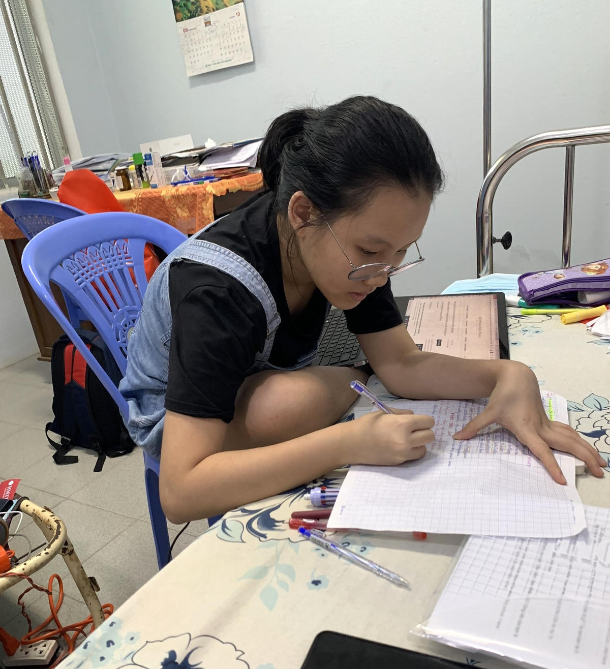 Em Nguyễn Ngọc Thiên Trang chăm chỉ ngồi học bài.