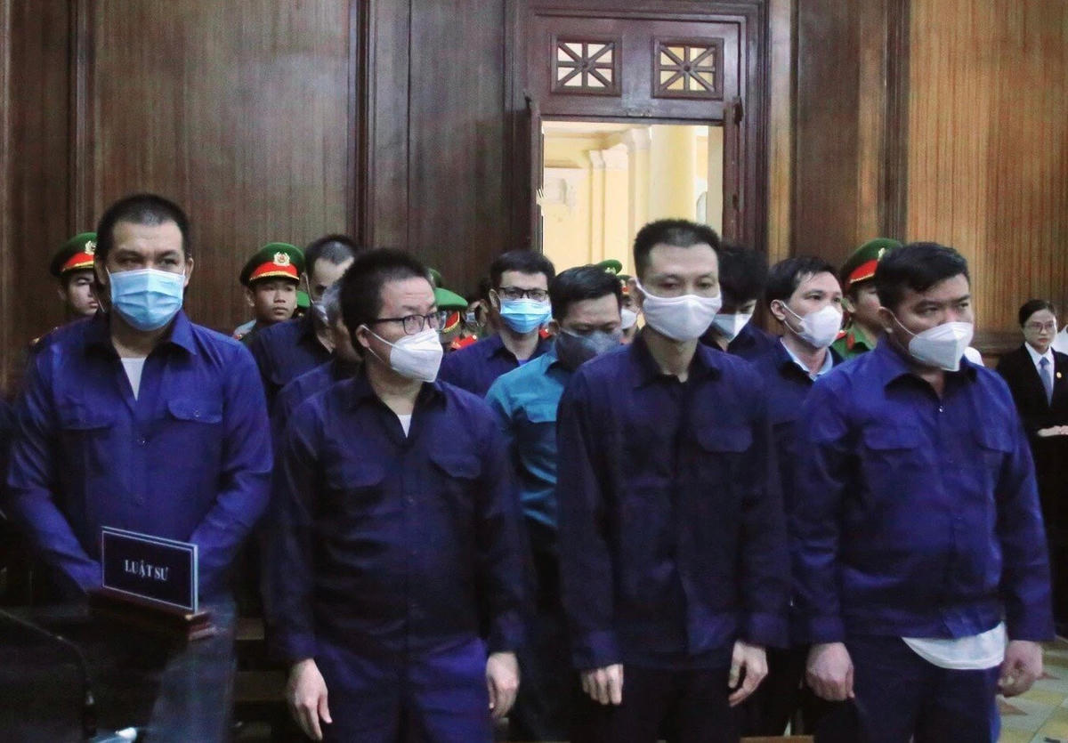 Bị cáo Phạm Thanh Tuấn (ngoài cùng bên phải) và các đồng phạm tại tòa.