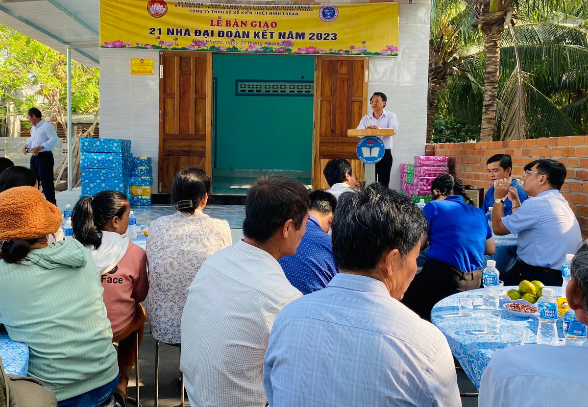 Quang cảnh lễ bàn giao nhà Đại đoàn kết.