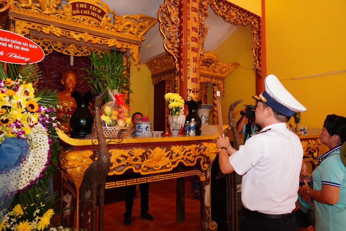 Tại đảo Thổ Chu, đoàn công tác tham gia nhiều hoạt động ý nghĩa với quân dân trên đảo như viếng Đền thờ Bác Hồ, thăm trạm ra đa, đồn biên phòng, tặng quà người dân, biểu diễn ca múa nhạc cho người dân, trẻ em trên đảo thưởng thức. Đoàn nhận được sự hỏi han ân cần, vui mừng của nhiều người dân trên đảo.