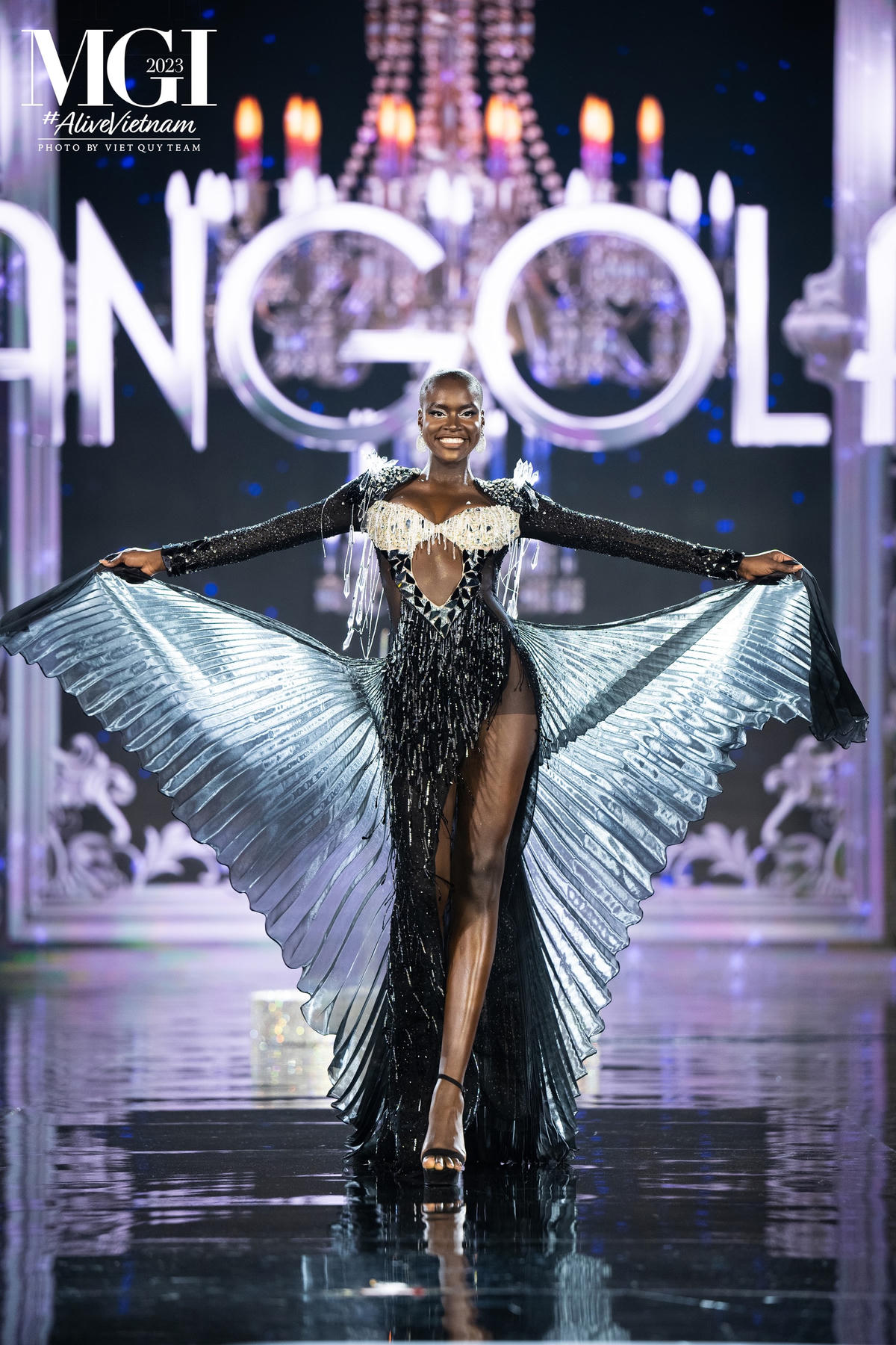 Angola được đánh giá là đại diện mạnh nhất đến từ khu vực châu Phi tại Miss Grand International 2023. Với chiều cao 1,76 m và đôi chân dài, cô phát huy lợi thế hình thể, trình diễn nóng bỏng ở phần thi bikini trong đêm bán kết. 