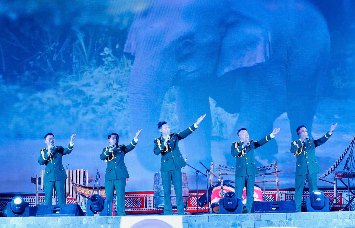 Campuchia và Việt Nam là hai nước láng giềng anh em, đã trải qua những năm tháng cùng nhau đấu tranh vì độc lập và hòa bình. Giờ đây quan hệ hai nước ngày càng nở hoa kết trái trên mọi lĩnh vực chính trị, kinh tế - xã hội, du lịch, thương mại, văn hóa, khoa học, tăng cường tinh thần đoàn kết, hữu nghị và hiểu biết lẫn nhau giữa Nhân dân hai nước ngày càng tốt đẹp hơn nữa. Ảnh: Thanh Nga.