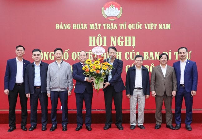 Các ban, đơn vị Cơ quan UBTƯ MTTQ Việt Nam tặng hoa chúc mừng ông Hoàng Công Thủy.