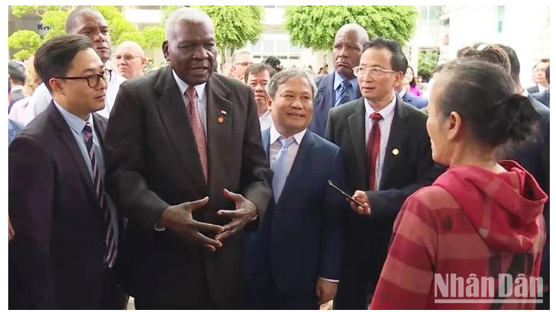 Đồng chí Esteban Lazo Hernandez trò chuyện với người thân của bệnh nhân tại bệnh viện.
