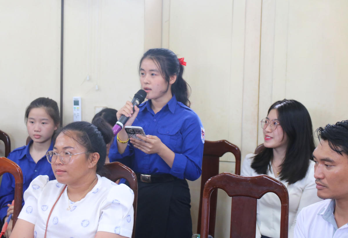 Học sinh tiêu biểu Trường song ngữ Lào - Việt Nam Nguyễn Du và Trường Hữu Nghị 80 trò chuyện, giao lưu tại buổi gặp.