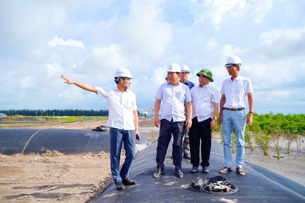 Phó Chủ tịch UBND thành phố Hải Phòng Nguyễn Đức Thọ cùng một số đơn vị liên quan thực địa tại Dự án