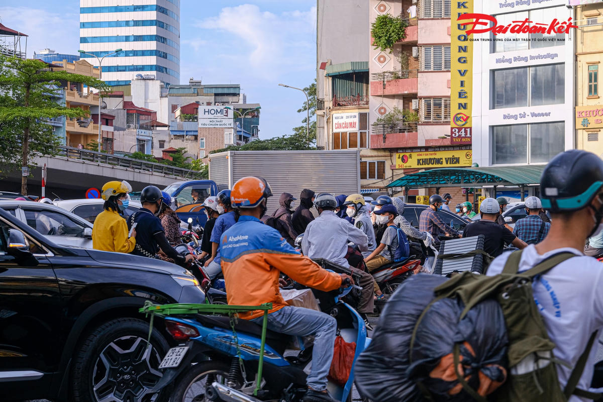 Hàng loạt, phương tiện ngang nhiên cắt ngang đường để di chuyển gây mất an toàn giao thông.