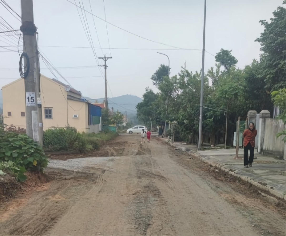 Một số tuyến đường đang thi công, người dân phấn khởi trước động thái tích cực của nhà thầu.