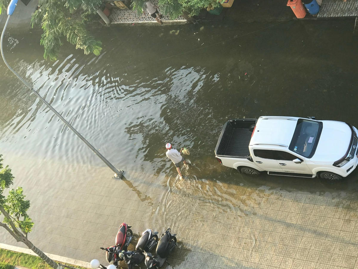 Đường vào chung cư bị ngập nặng nhưng Ban Quản lý lâm thời không quan tâm, cùng cư dân tìm giải pháp khắc phục.