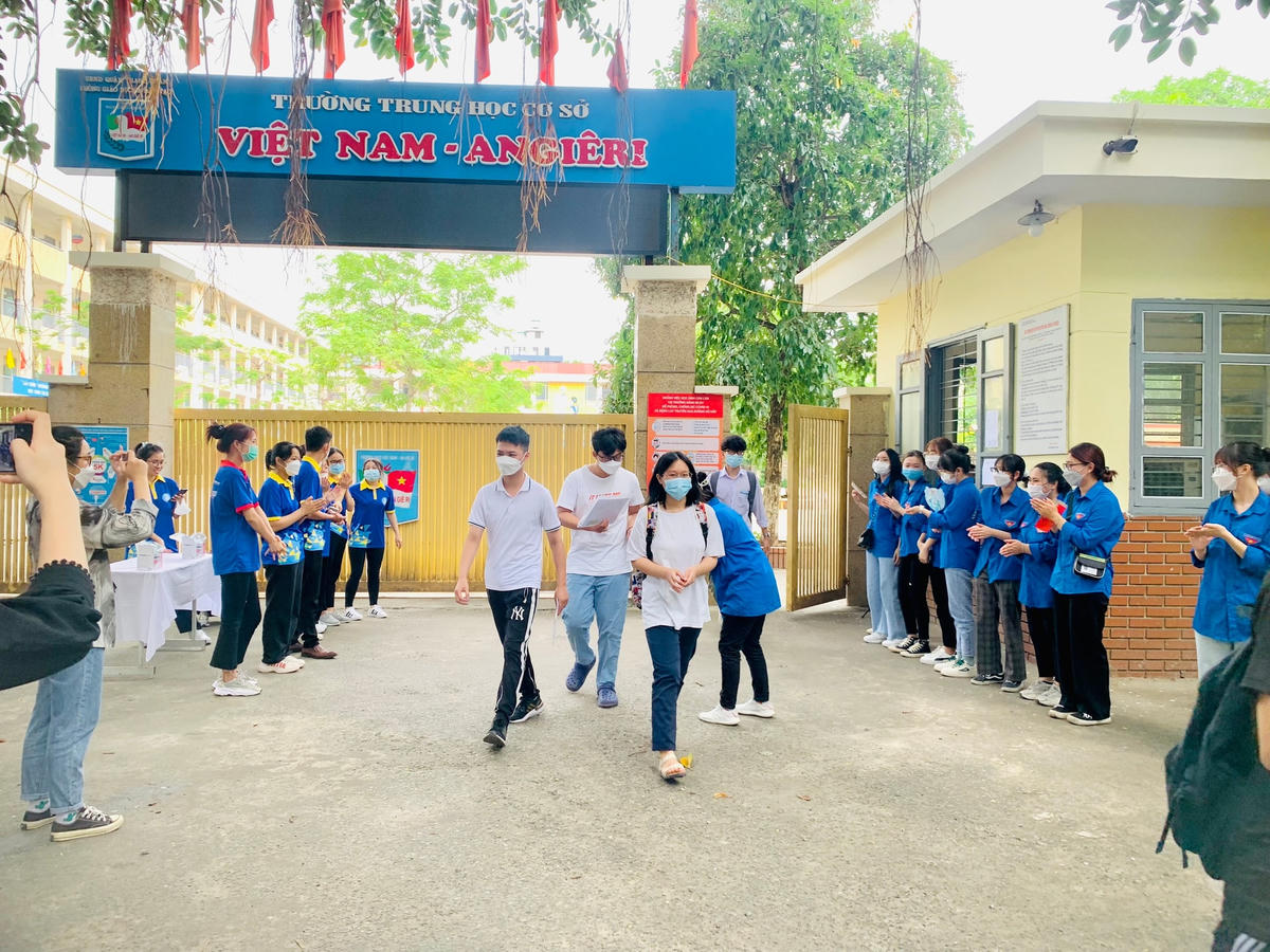 Phụ huynh Lê Thị Mai (40 tuổi, Hà Đông) cho hay: “Môn Văn là môn cháu yếu nhất nên chị cũng rất lo. Tuy nhiên, cháu làm được bài nên tôi cũng thở phào nhẹ nhõm”.