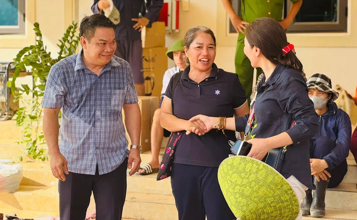 Phó Chủ nhiệm Ủy ban Kiểm tra Đảng ủy xã Nhôn Mai Bùi Thị Lan (áo đen đứng giữa) cảm ơn sự quan tâm của Báo Kinh tế & Đô thị cùng các nhà hảo tâm đối với người dân.