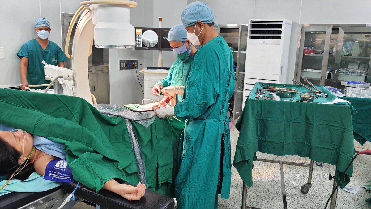 Các y, bác sĩ mổ bắt con cho sản phụ bị tai nạn giao thông.