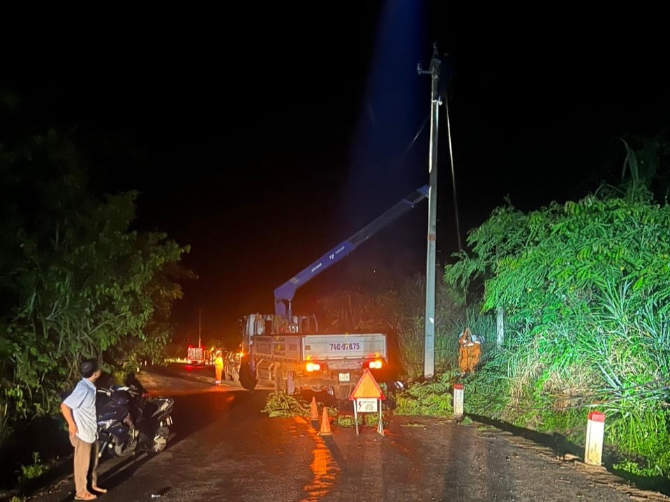 Công ty Điện lực Quảng Trị triển khai phương án khắc phục sự cố.