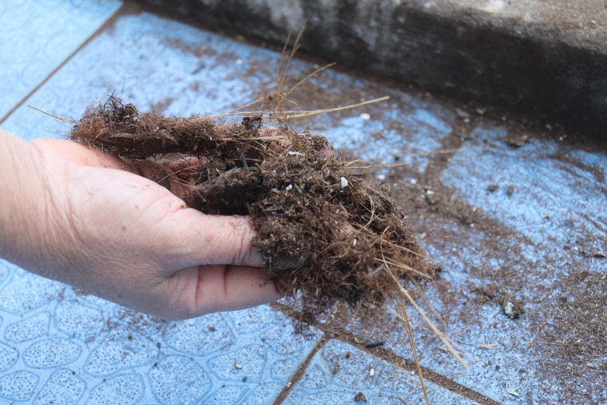 Mỗi sáng thức dậy, người dân thôn Quảng Cộng bị 'ám ảnh' bởi bụi gỗ phủ khắp nhà.