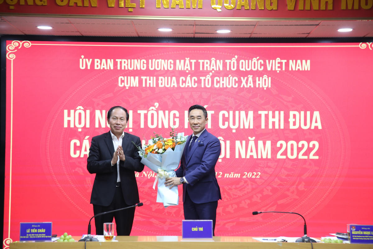 Phó Chủ tịch - Tổng Thư ký Lê Tiến Châu tặng hoa chúc mừng Hội Chữ Thập đỏ Việt Nam - đơn vị cụm trưởng Cụm thi đua các tổ chức xã hội năm 2023.