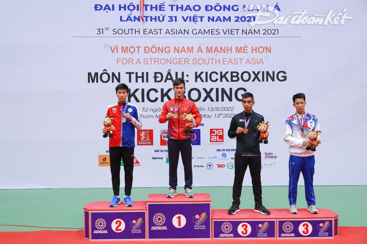 Hình ảnh trao huy chương cho các vận động viên môn Kickboxing.