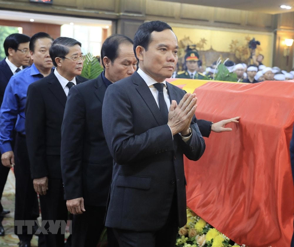 Các lãnh đạo, nguyên lãnh đạo Đảng, Nhà nước đi vòng quanh linh cữu Phó Thủ tướng Lê Văn Thành. (Ảnh: Lâm Khánh/TTXVN).