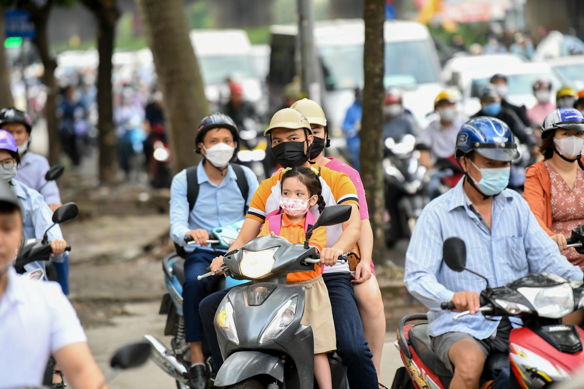 Ngày 5/9 cũng trùng với ngày các em nhỏ đi khai giảng năm học mới nên tuyến đường nào cũng tấp nập, ùn ứ.