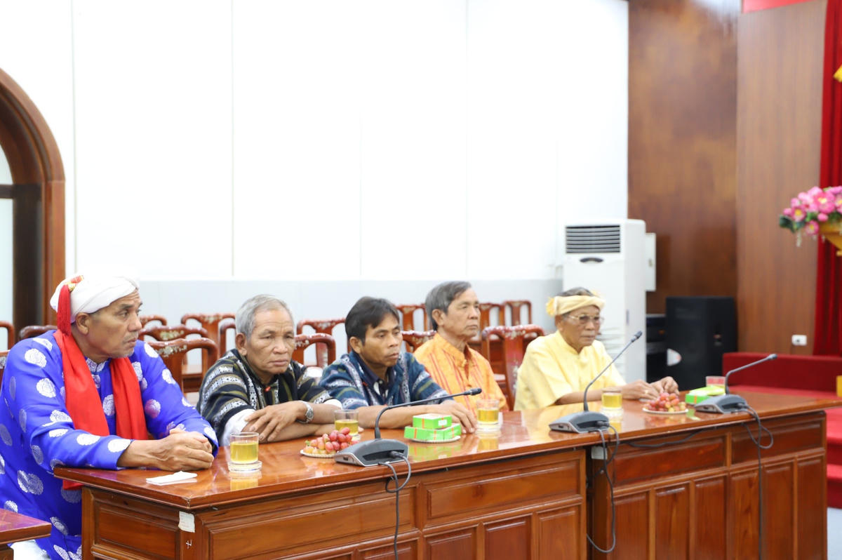 Phát huy vai trò cầu nối của người có uy tín trong đồng bào dân tộc thiểu số