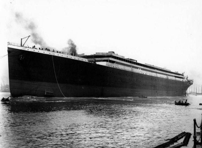 Titanic là con tàu vượt đại dương lớn nhất hành tinh lúc đi vào hoạt động năm 1910. Nó được gọi là "kình ngư bất khả chiến bại" trên đại dương, không thể bị đánh chìm.