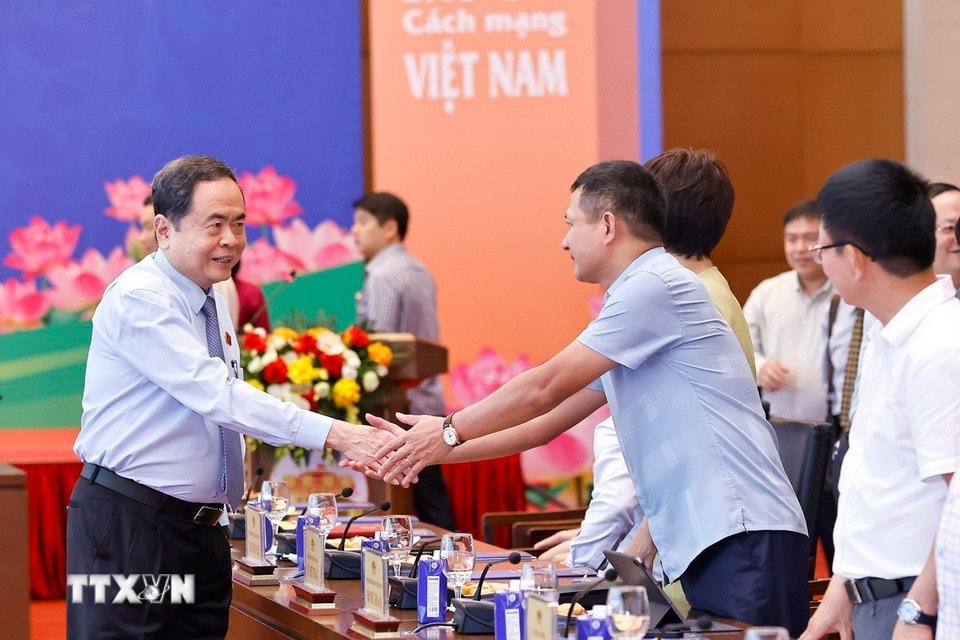 Chủ tịch Quốc hội Trần Thanh Mẫn với lãnh đạo các cơ quan quản lý báo chí và cơ quan báo chí. (Ảnh: Doãn Tấn/TTXVN)