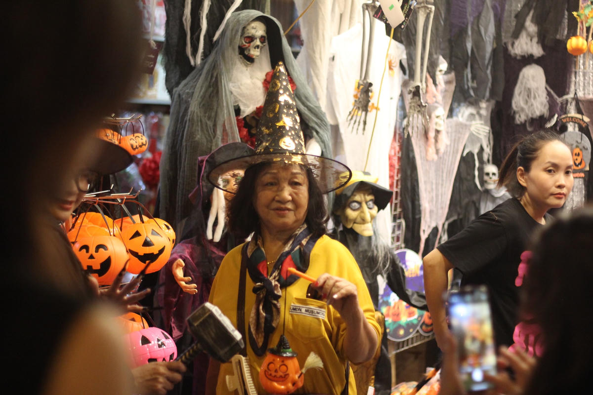 Không chỉ trẻ em, giới trẻ mà còn có nhiều người lớn tuổi cũng trải nghiệm ngày Halloween.