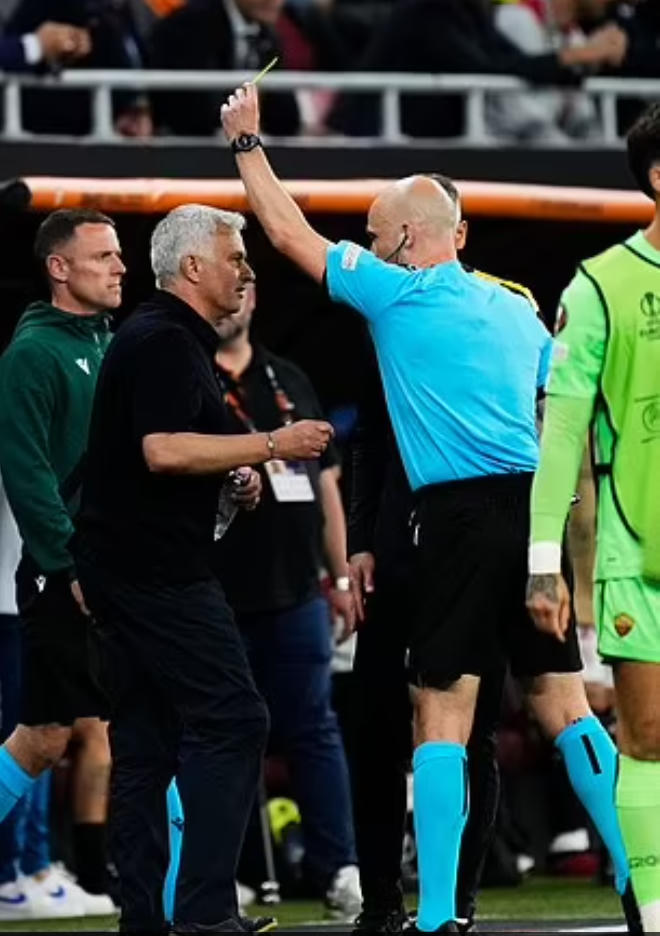 Ông Taylor rút thẻ vàng với HLV Mourinho. Ảnh: Daily Mail.