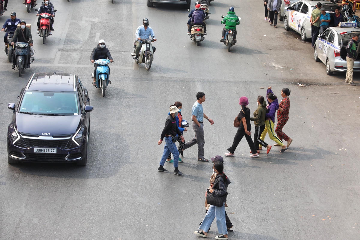 Chỉ chưa đầy 30 phút ghi nhận PV bắt gặp hàng trăm người đi bộ bất chấp nguy hiểm, cắt ngang dòng phương tiện đang lưu thông trên đường vẫn diễn ra phổ biến.
