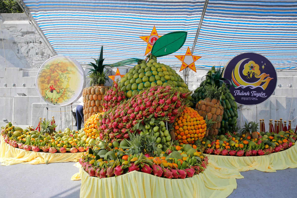 Mâm cỗ Trung thu bằng hoa quả có kích thước cao 3 m, chiều ngang 3 m, chiều dài 3 m.