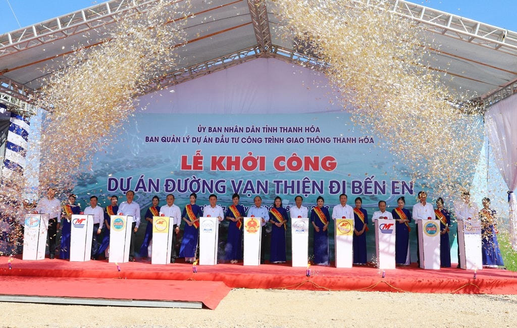 Chủ tịch nước Nguyễn Xuân Phúc cùng các đại biểu bấm nút khởi công dự án.