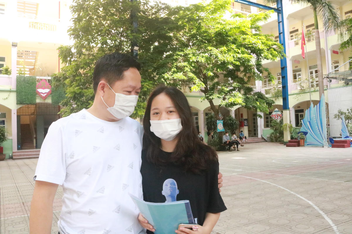 Đưa con tới điểm thi, anh Trần Hữu Hiếu, phụ huynh em Trần Thảo Quyên, học sinh lớp 9A, Trường THCS Xuân La động viên con bình tĩnh, kiểm tra lại thông tin trên giấy báo dự thi. Anh Hiếu cho biết, hai bố con khá lo lắng cho kỳ thi này. Hôm nay, đưa con đi thi, anh muốn giúp con vững tin, giảm bớt gánh nặng, tự tin làm bài thi, đạt kết quả tốt.
