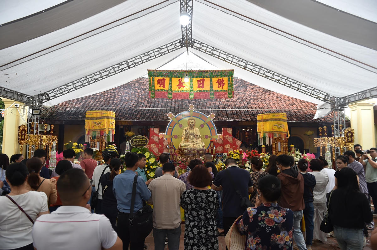 Ngày 15/9, tại chùa Phụng Lộc (phường Khương Đình, quận Thanh Xuân, Hà Nội), hàng nghìn người đổ về cầu siêu cho 56 nạn nhân tử vong trong vụ cháy chung cư mini số 37, ngách 29/70 phố Khương Hạ.