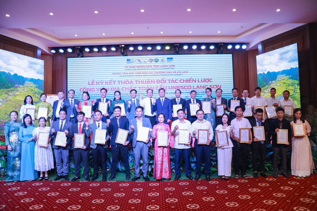 Trung tâm Xúc tiến Đầu tư, Thương mại và Du lịch tỉnh Lạng Sơn và 30 doanh nghiệp, đơn vị thực hiện ký kết thỏa thuận đối tác chiến lược Công viên địa chất toàn cầu UNESCO Lạng Sơn. Ảnh: Phạm Hương.