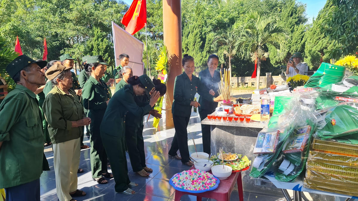 Thắp nén hương tưởng nhớ đồng đội nhân kỉ niệm 50 năm ngày mất.