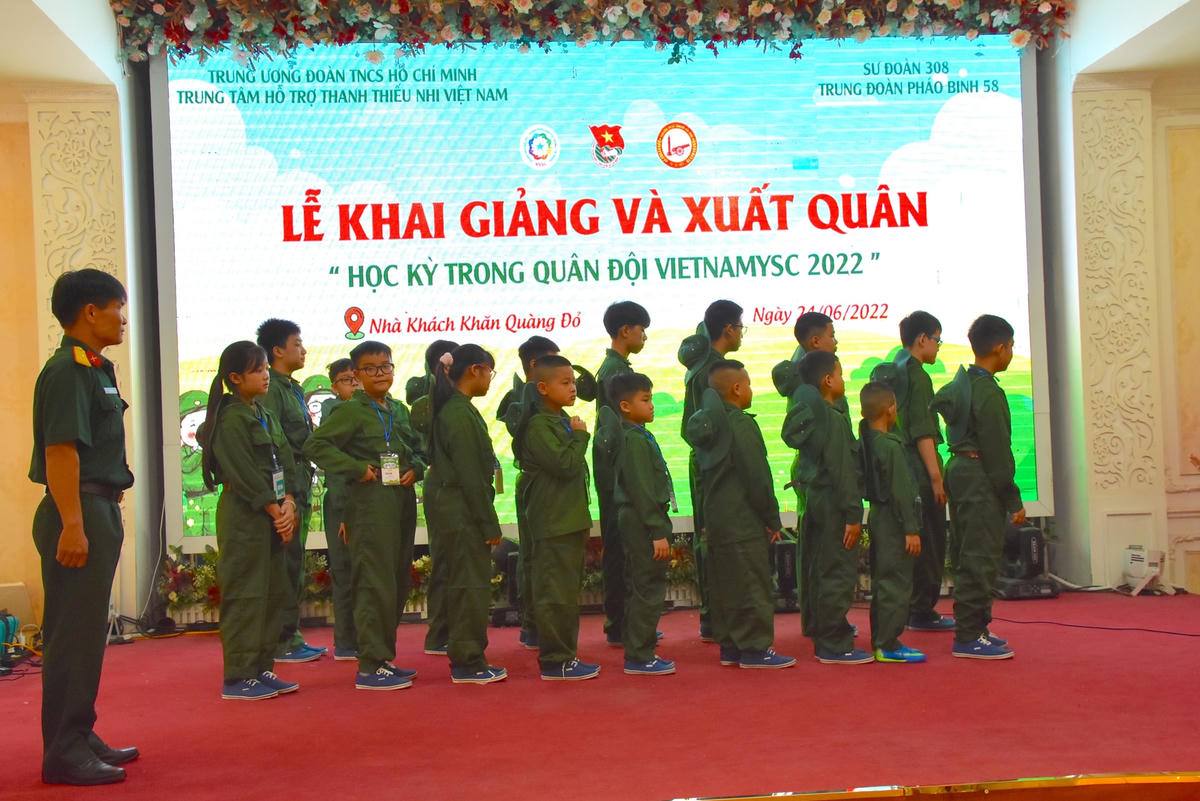 Hàng trăm thanh thiếu nhi hào hứng tham gia 'Học kỳ trong Quân đội'