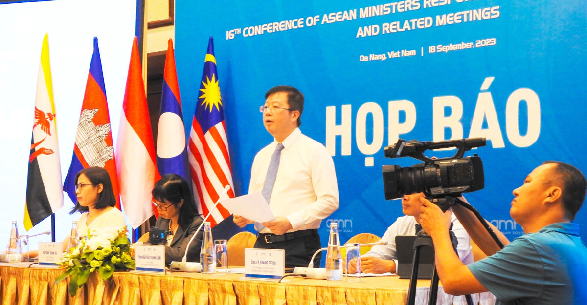 Thứ trưởng Bộ TTTT Nguyễn Thanh Lâm thông tin đến báo chí về Hội nghị Bộ trưởng Thông tin ASEAN lần thứ 16 diễn ra tại Đà Nẵng. Ảnh: Thanh Tùng.