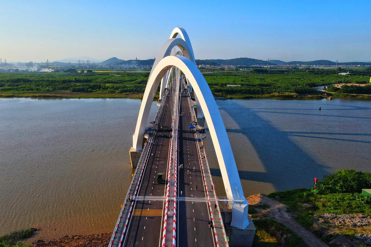 Bắc Ninh: Cầu nghìn tỷ chưa khánh thành, hàng quán đã bủa vây
