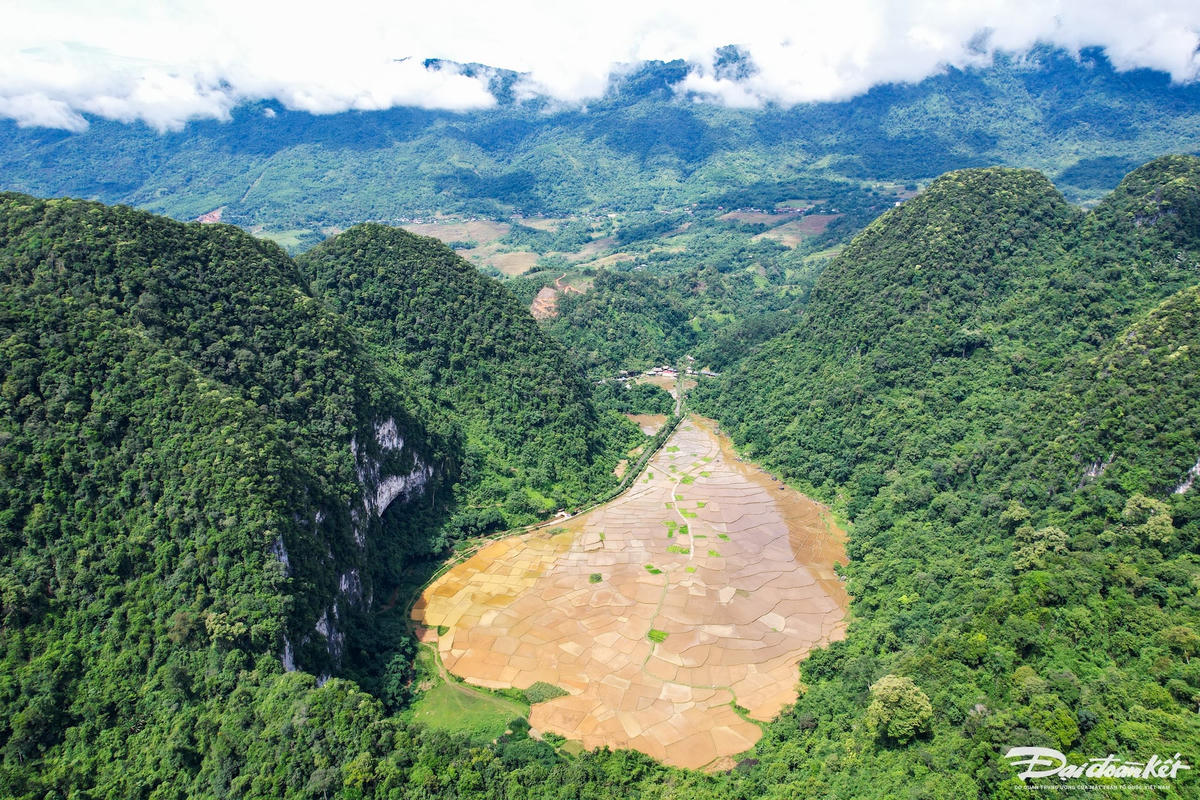 Nằm nép mình giữa thung lũng xanh mướt thuộc vùng lõi Khu bảo tồn thiên nhiên Pù Luông (thuộc xã Pù Luông, tỉnh Thanh Hóa), bản Kho Mường từng là nơi heo hút, nghèo khó, gần như biệt lập với thế giới bên ngoài. Ảnh: Đình Minh