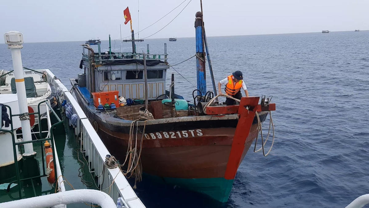 Tàu 366 đã lai dắt tàu cá QB 98215 TS vào đảo Lý Sơn.