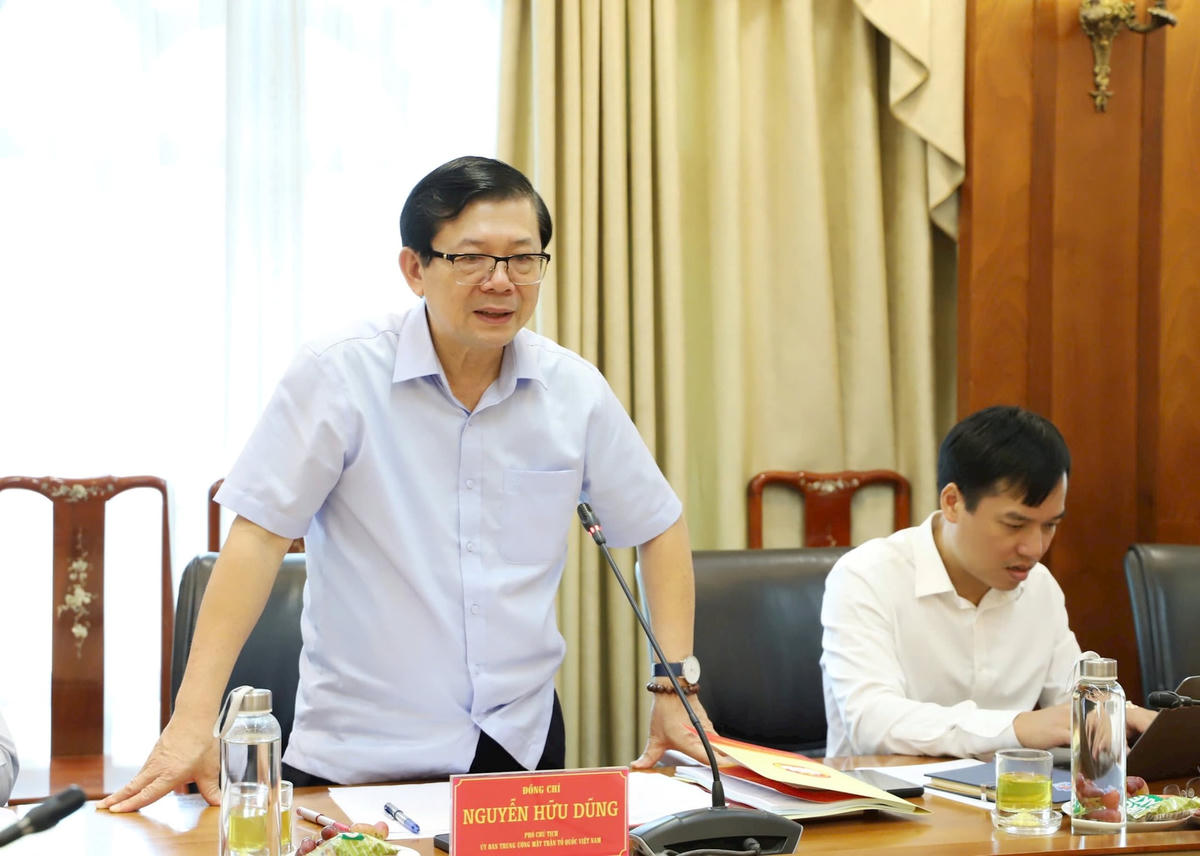 Phó Chủ tịch Nguyễn Hữu Dũng cho ý kiến vào nội dung cuộc làm việc.