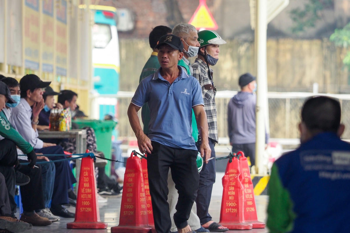  Hình ảnh một số người dân không đeo khẩu trang tại nơi công cộng, dù số ca dương tính với Covid-19 không ngừng tăng lên mỗi ngày.