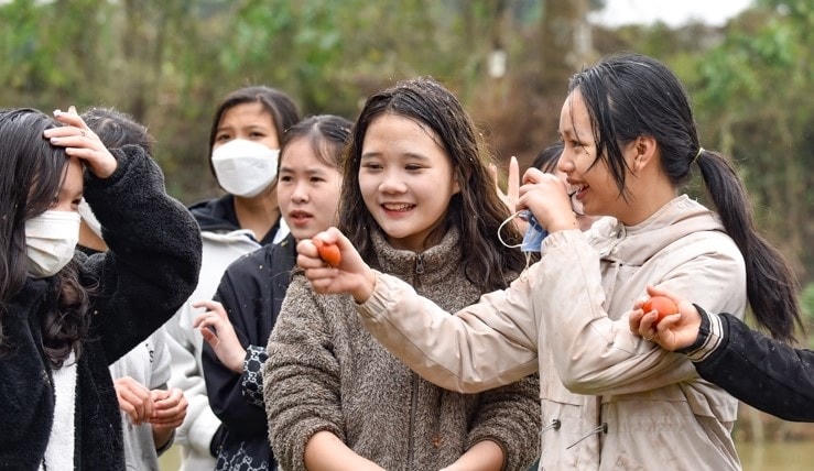 Phiên chợ ném cà chua 1 năm có 1 lần, càng bị ném nhiều càng may mắn