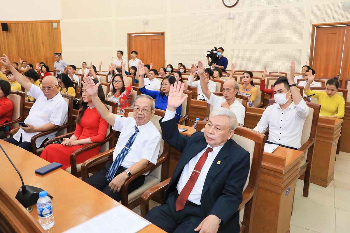Các đại biểu biểu quyết thông qua tại đại hội.